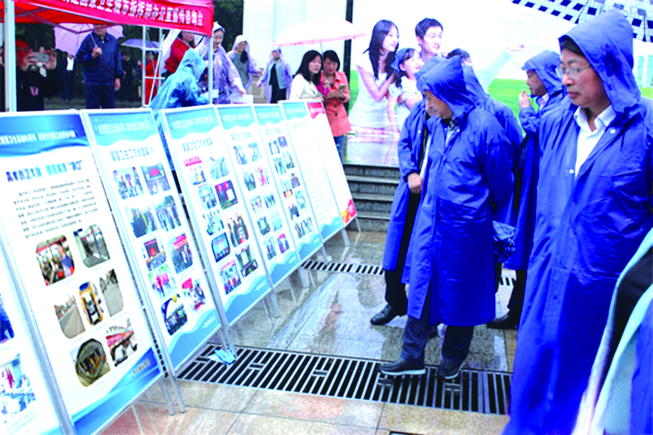 圖為市民冒雨在觀看我司圖文并茂創(chuàng)衛(wèi)成果展板。