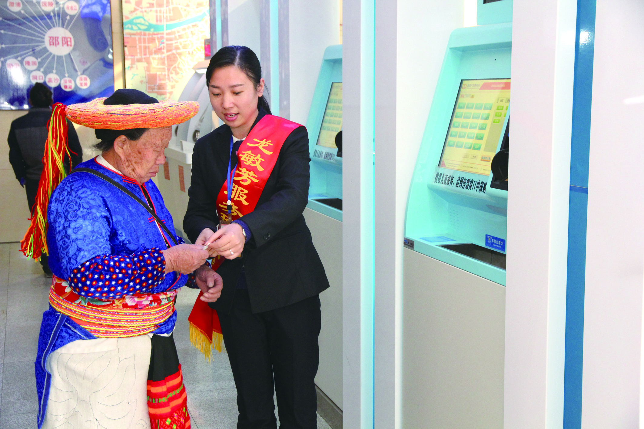 實(shí)名自助售票也深受瑤族老人青睞。 李高雄攝于市汽車北站