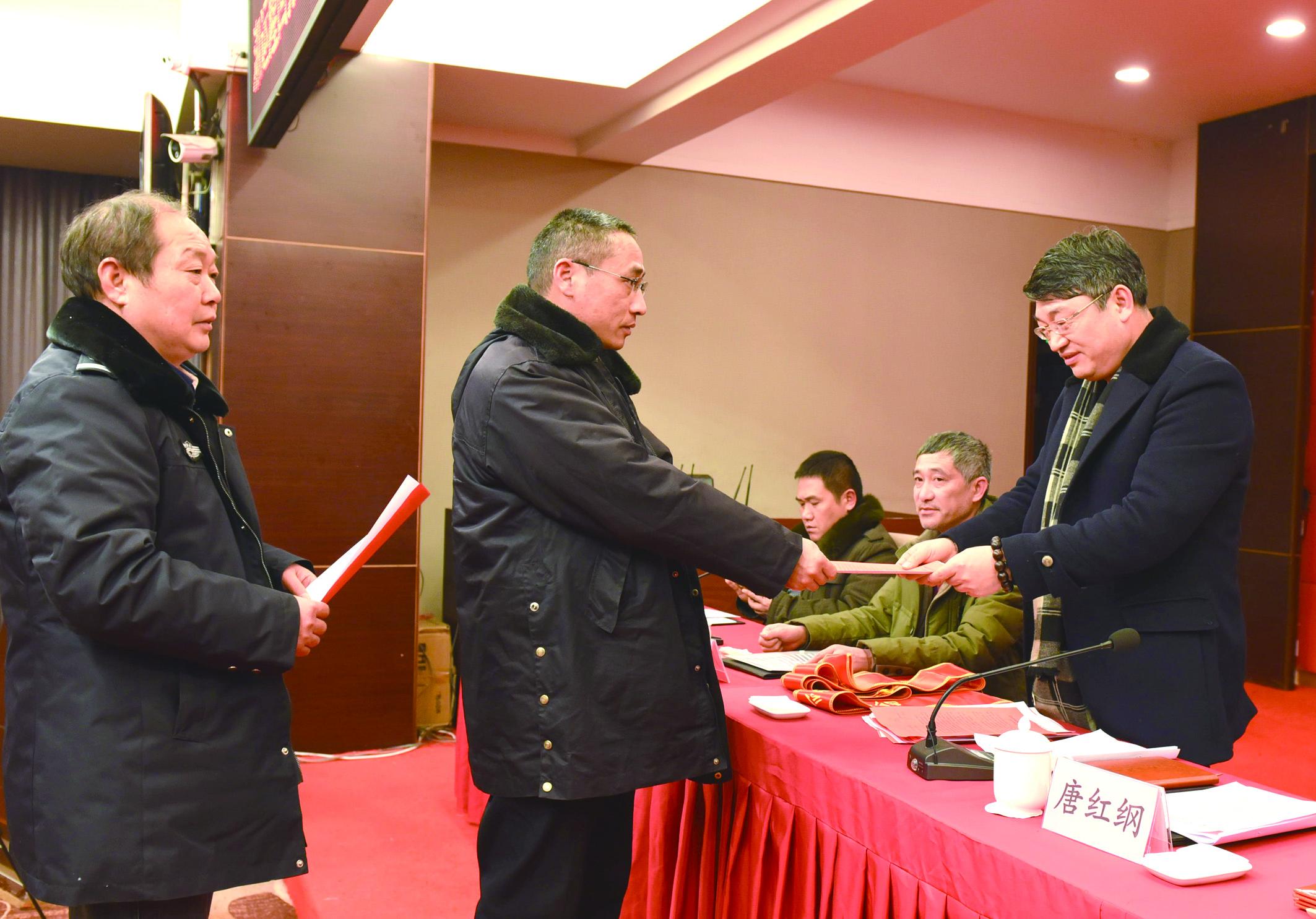 1月30日，隆回分公司召開2017年工作總結(jié)表彰大會(huì)暨2018年春運(yùn)工作動(dòng)員大會(huì)。