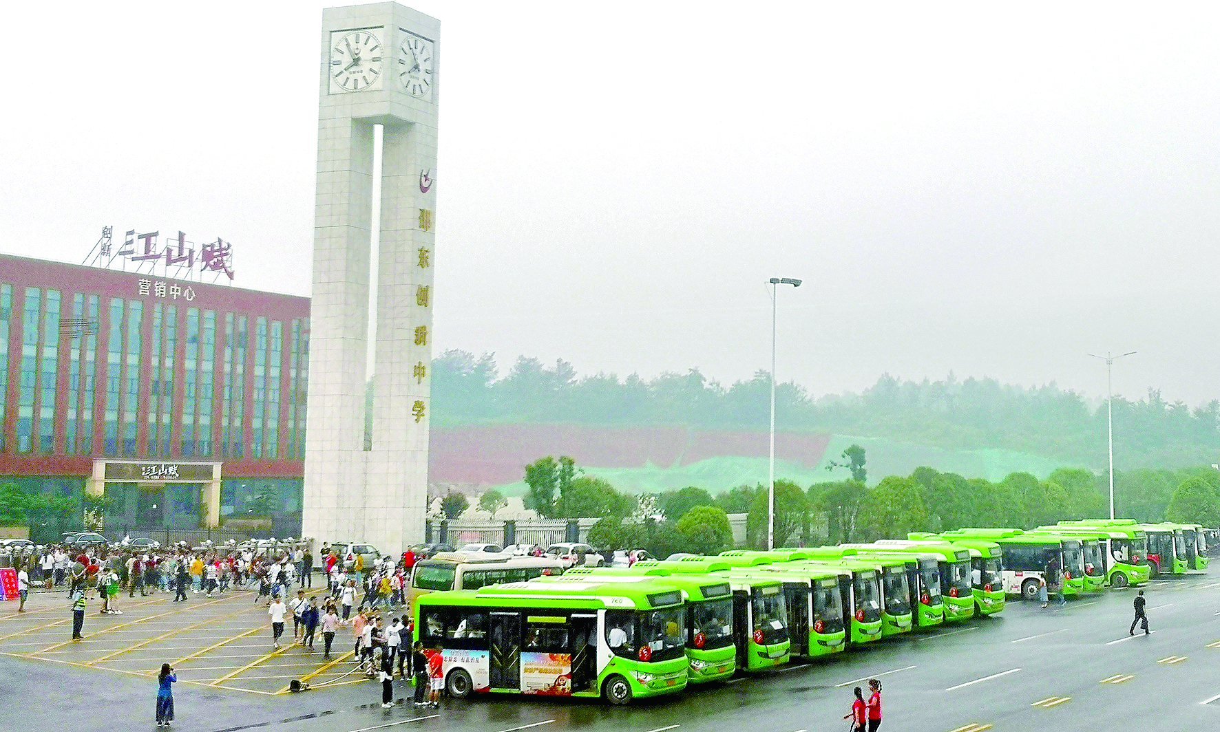 愛心送考 多方給力 邵東公汽 （尹向連報(bào)道） 為認(rèn)真貫徹落實(shí)邵東縣高考交通運(yùn)輸保障工作會(huì)議精神，確保2019年高考接送工作安全、平穩(wěn)、萬無一失，邵東公汽公司領(lǐng)導(dǎo)未雨綢繆，提前要求車隊(duì)做好應(yīng)急預(yù)案。高考前夕，該公司對全部運(yùn)營車輛進(jìn)行安全檢查；對駕駛員進(jìn)行培訓(xùn)教育，加強(qiáng)了路檢路查，加大了對“三品”的檢查力度；要求所有的駕駛員“無聲”駕駛，特別是在靠近考點(diǎn)位置，嚴(yán)禁公交車鳴笛，并調(diào)低了報(bào)站聲音，在調(diào)度中心后臺(tái)，循環(huán)發(fā)送降噪提醒，為考生營造一個(gè)安靜的考試環(huán)境。 同時(shí)，該公司就運(yùn)力安排、車輛安全、優(yōu)質(zhì)服務(wù)、照顧考生等方面做了全面部署，并協(xié)調(diào)交警就送考車輛行駛線路做了具體規(guī)劃。另規(guī)定高考期間，憑準(zhǔn)考證的考生與陪考家長可以一起免費(fèi)乘坐公交車。 據(jù)悉，本次共派出近100輛新能源純電動(dòng)公交車為5000多名莘莘學(xué)子提供接送服務(wù)，贏得了服務(wù)學(xué)校領(lǐng)導(dǎo)及家長的點(diǎn)贊。