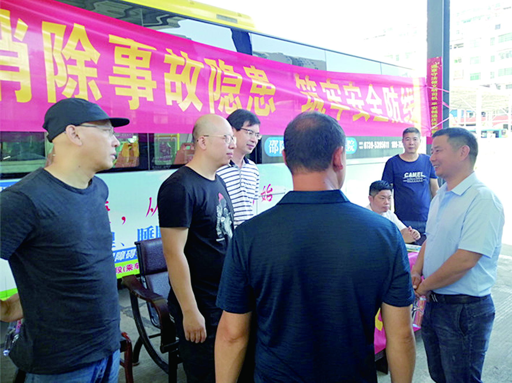 力萬名學(xué)生順利返校 (田華柱報道) 力萬名學(xué)生順利返校 (田華柱報道)